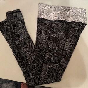 Victorias Secret - Tropic Leaf Pattern Black and White Active Leggings Women’s